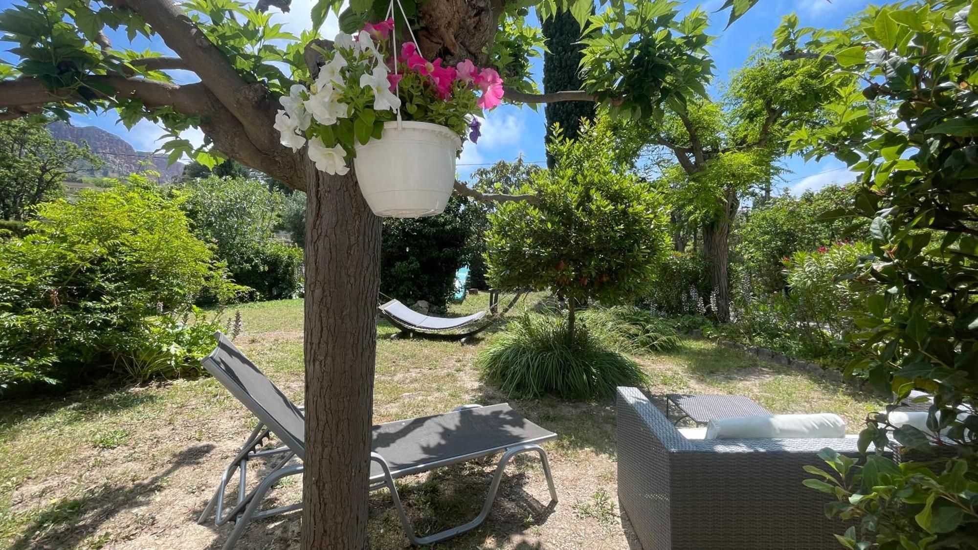 Large Private Garden, Quiet 2-Bedroom Apartment, Air Conditioning, Wifi, Parking Каси Екстериор снимка